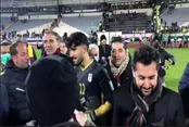 فیلم زانوزدن و دستبوسی امیر عابدزاده مقابل پدر